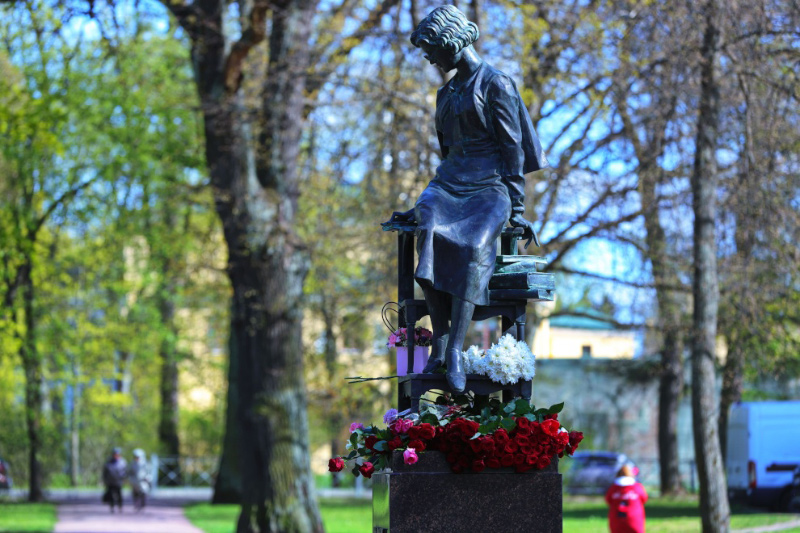 Памятник Анне Зеленовой. Посвящение женщинам: памятник женщине — «хранителю вечности»