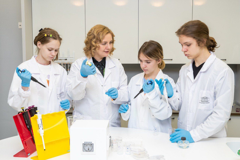 Российские школьницы представили свои разработки по инфохимии на конкурсе в Санкт-Петербурге