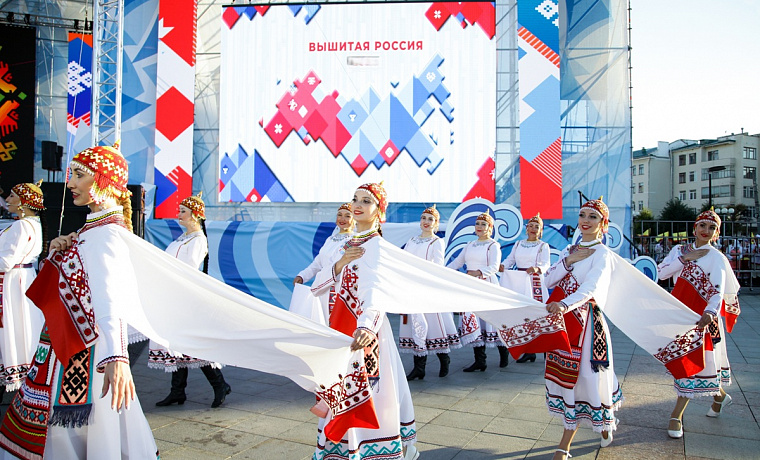 Вышитая карта России
