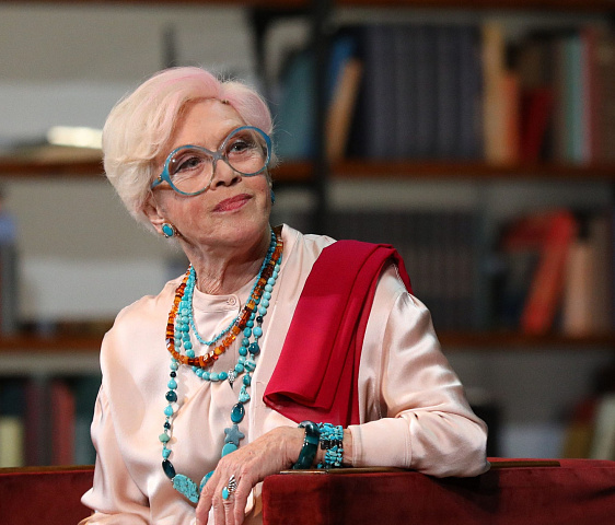 Сильная женщина с особой потребностью в улыбке