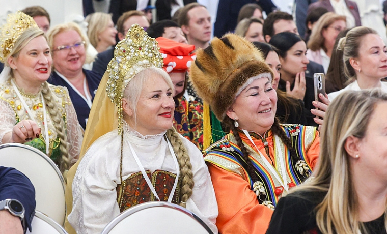 Пленарное заседание Первого международного форума «Женщины за сохранение традиций»
