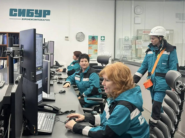 Председатель Совета ЕЖФ оценила кадровые практики на предприятии в Воронежской области 